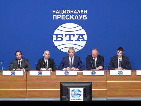 Водач на листата на партията ще е Станислав Стоянов (вторият от дясно наляво)